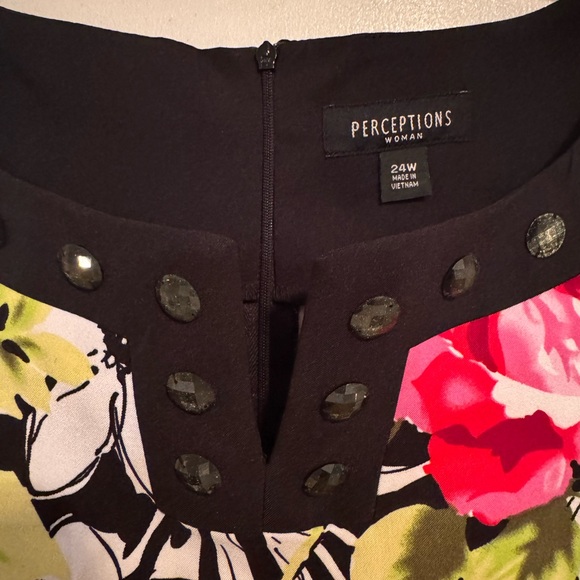 Flowery sleeveless dress with pockets - Picture 2 of 7